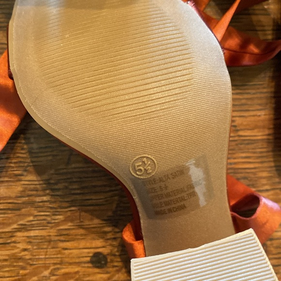 NIB  lulus copper satin heels - Picture 5 of 6